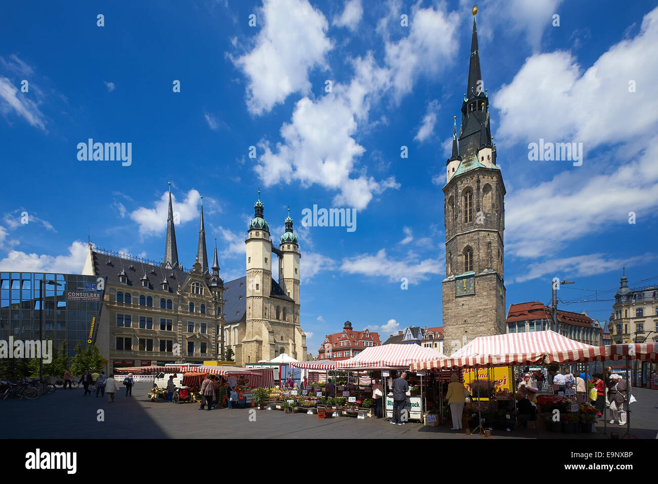 Mercado con la Iglesia de Santa María, Haendel estatua y torre roja en Halle, Alemania Foto de stock