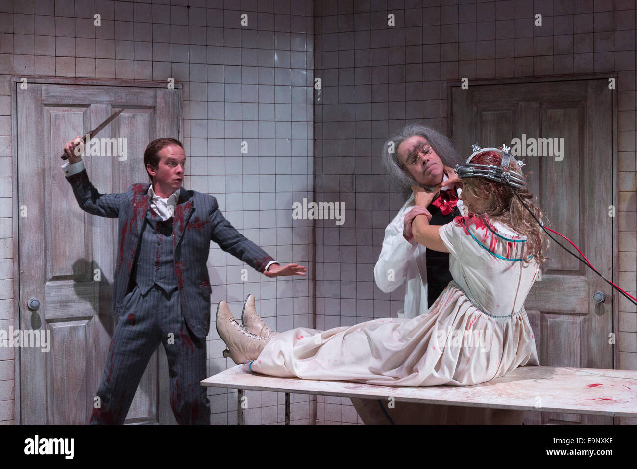 Grand Guignol Fotos E Imagenes De Stock Alamy https www alamy es foto teatro royal plymouth presenta gran guinol por carl grose en el southwark playhouse londres 74855299 html