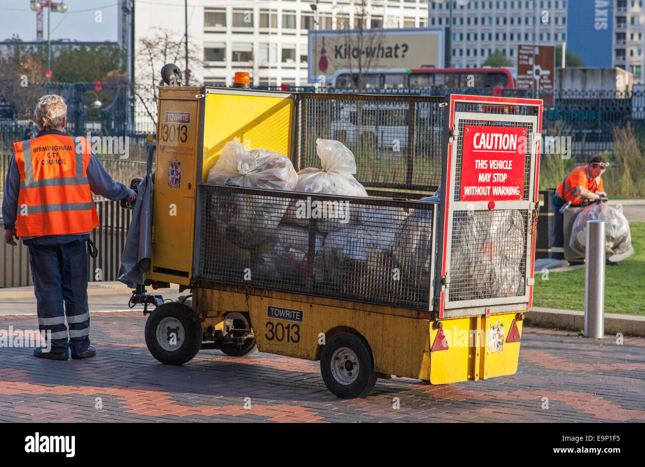 El personal del Ayuntamiento de Birmingham recogiendo basura de papeleras, Birmingham, Inglaterra, Reino Unido. Foto de stock