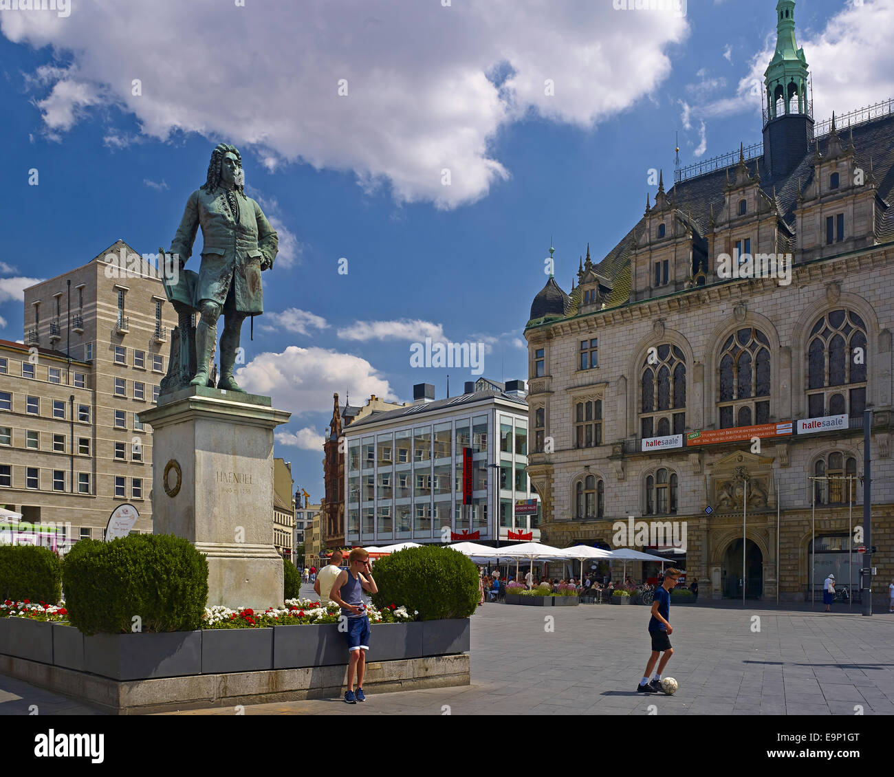 Haendel estatua con el Ayuntamiento, Halle, Alemania Foto de stock