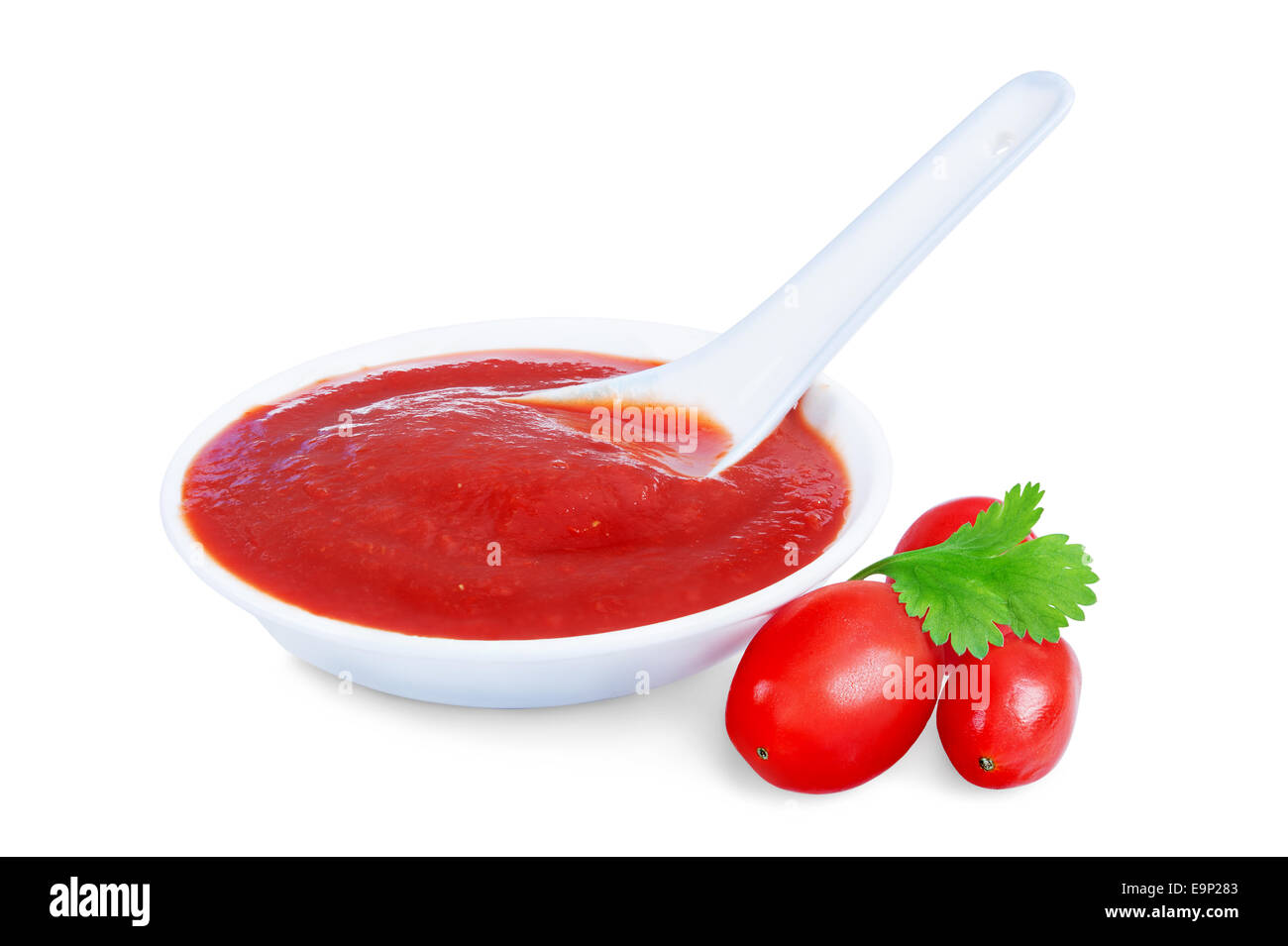 La salsa de tomate ketchup en un recipiente aislado sobre fondo blanco. Foto de stock