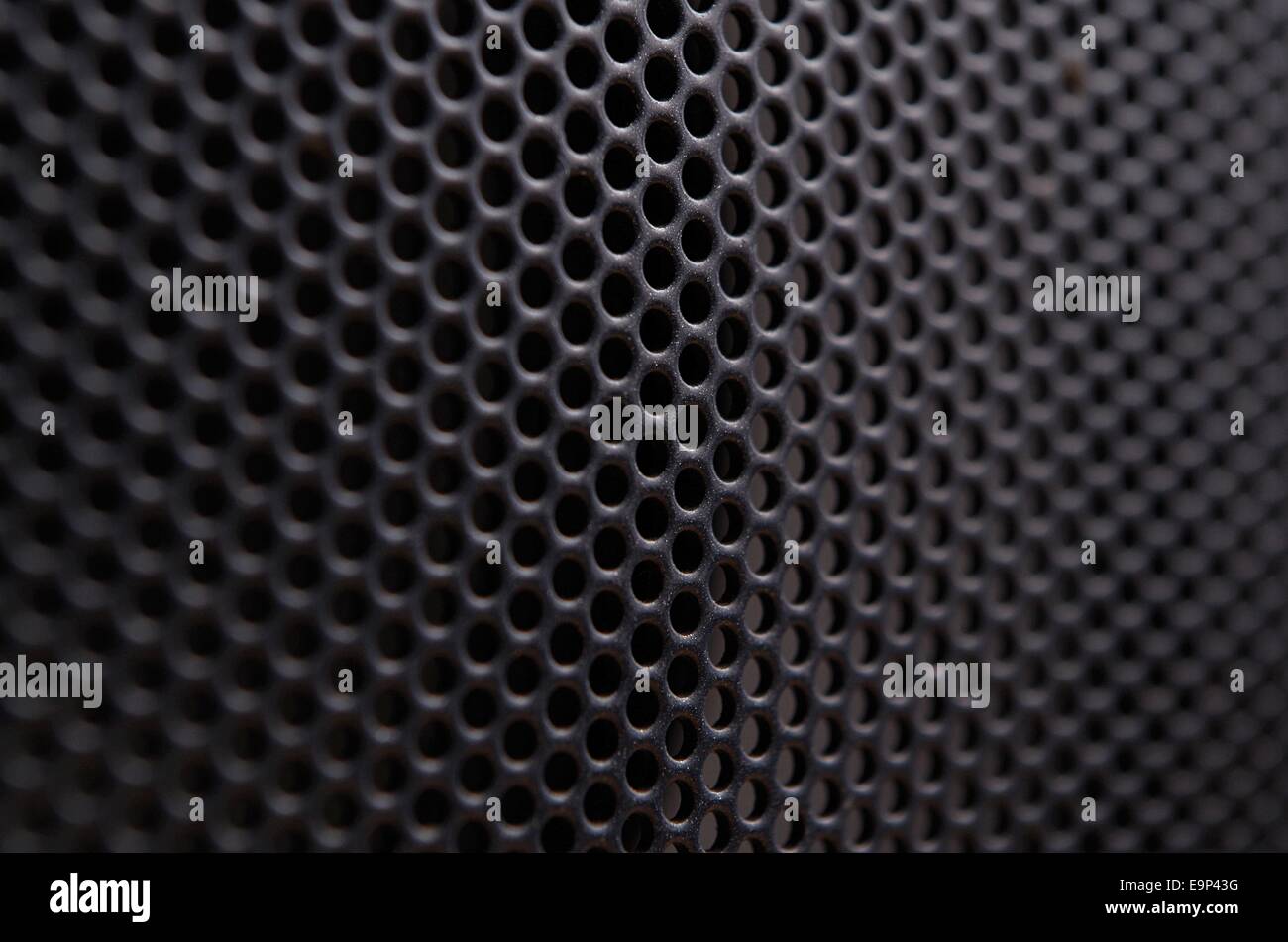 Close-up de una rejilla metálica protectora negra neto de un altavoz Foto de stock