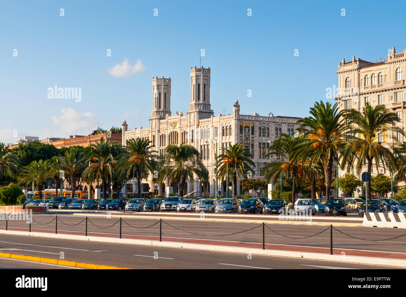 El Ayuntamiento de la ciudad de Cagliari (Palazzo Civico) fue inaugurado en 1907 por los estilos modernista y gótica catalana, Italia Foto de stock