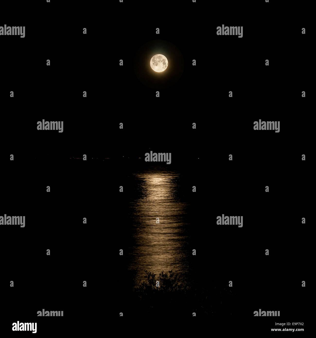 La Luna Llena y la luz de la luna en la noche de mar Foto de stock