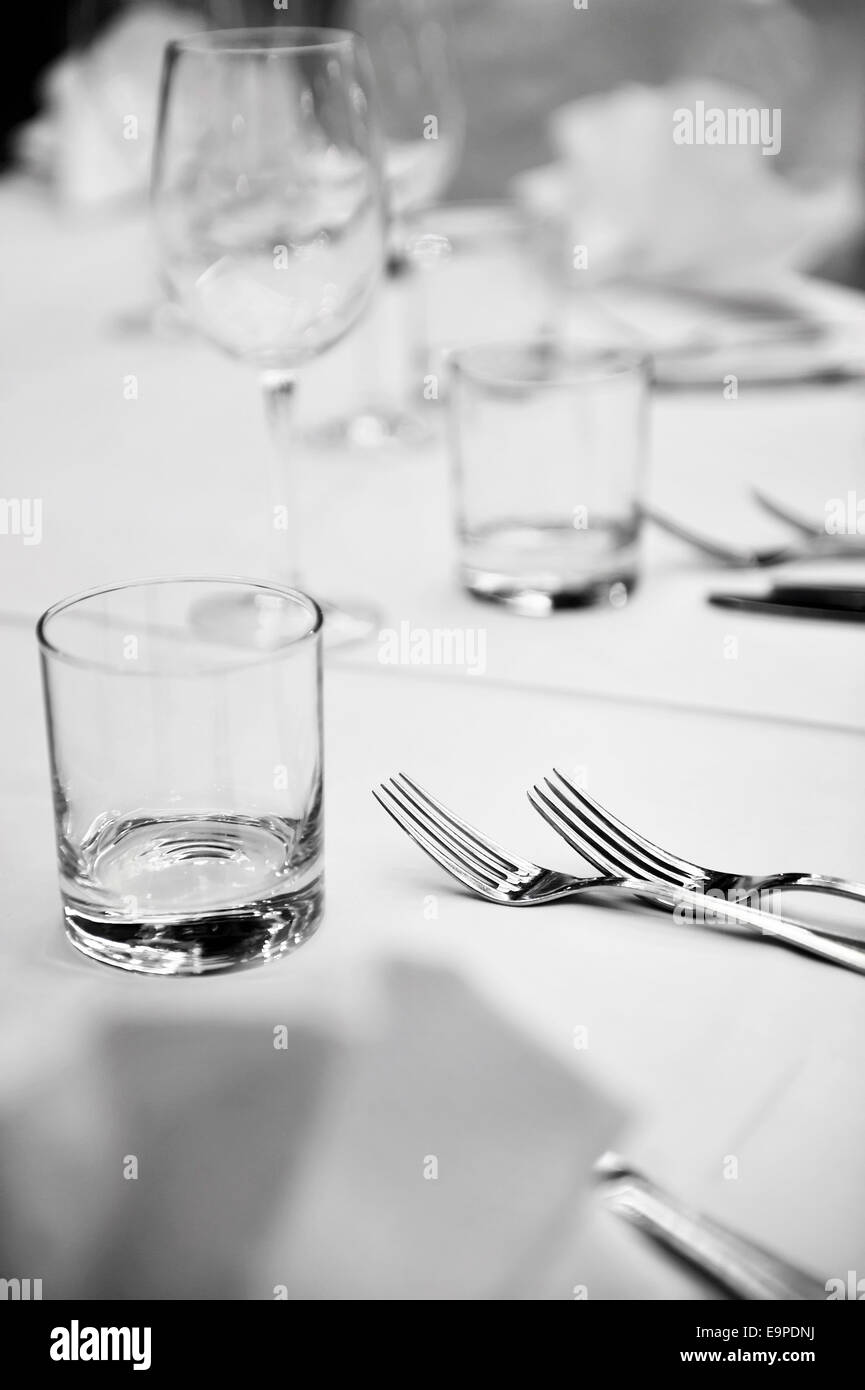 Detalle con dos horquillas en la elegante cena en un restaurante Foto de stock