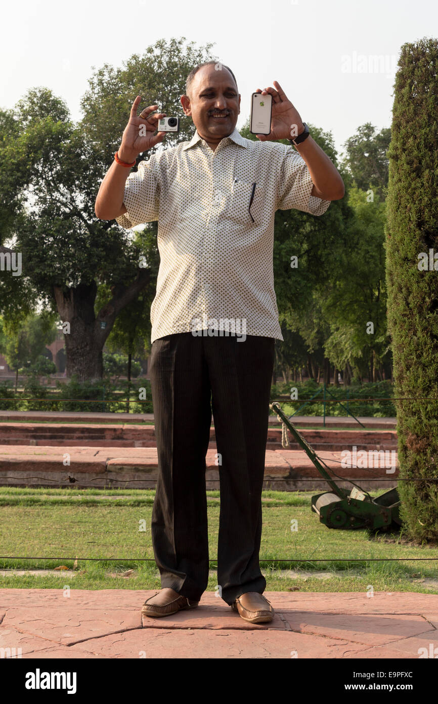 Hombre utilizando un Gopro y un Iphone. Taj Mahal, Agra, Uttar Pradesh, India Foto de stock