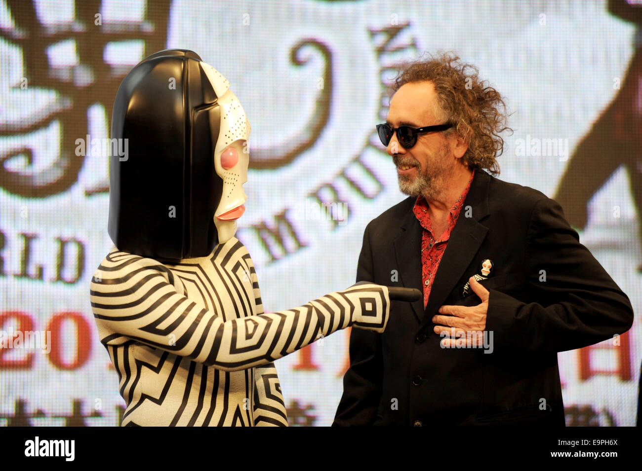 Tokio, Japón. 31 Oct, 2014. El director de cine Tim Burton con su personaje  favorito DADA DE TELEVISIÓN Japonés serie ''Ultraman'' en ''El mundo de Tim  Burton'' durante la ceremonia de apertura