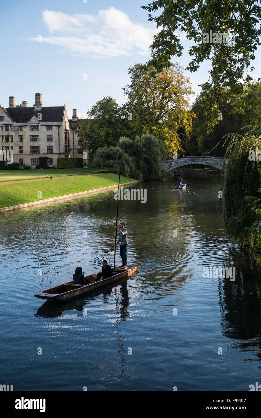 Navegar por el río Cam, Cambridge, Reino Unido Foto de stock