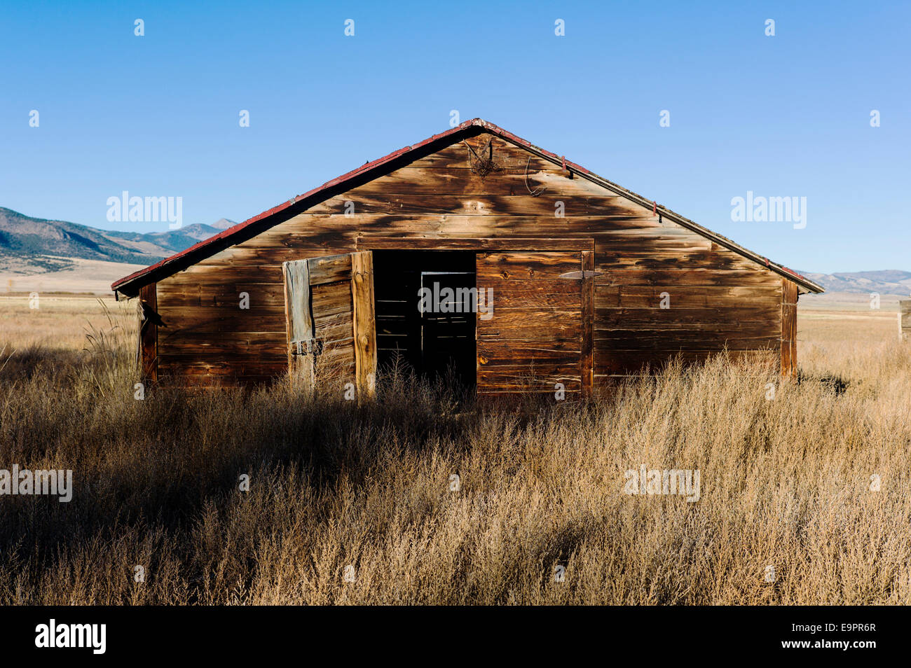 Rancho abandonado edificio en Monte Vista National Wildlife Refuge, en el centro de Colorado, EE.UU. Foto de stock