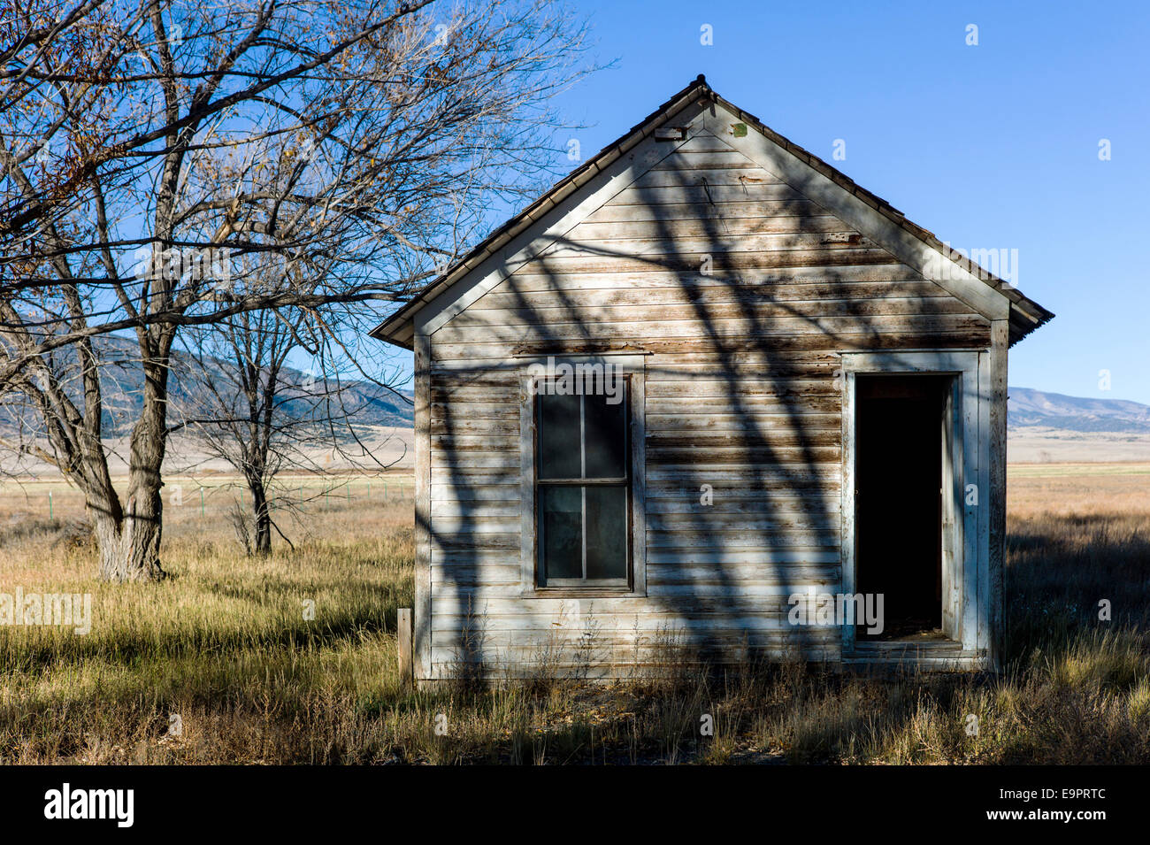 Rancho abandonado en el Monte Vista National Wildlife Refuge, en el centro de Colorado, EE.UU. Foto de stock