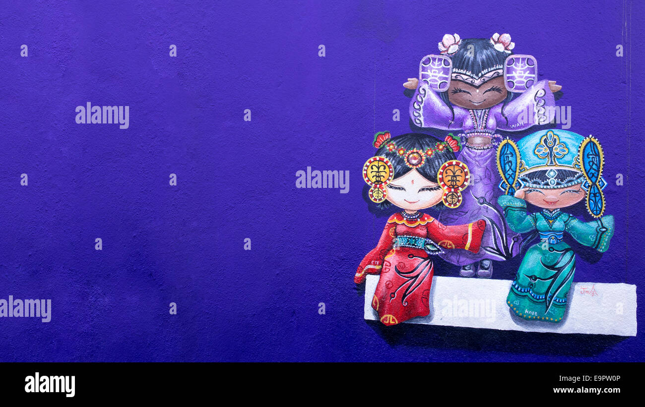 La animada calle pintura artística de tres muñecas chinas en George Town, en Penang, Malasia. Foto de stock
