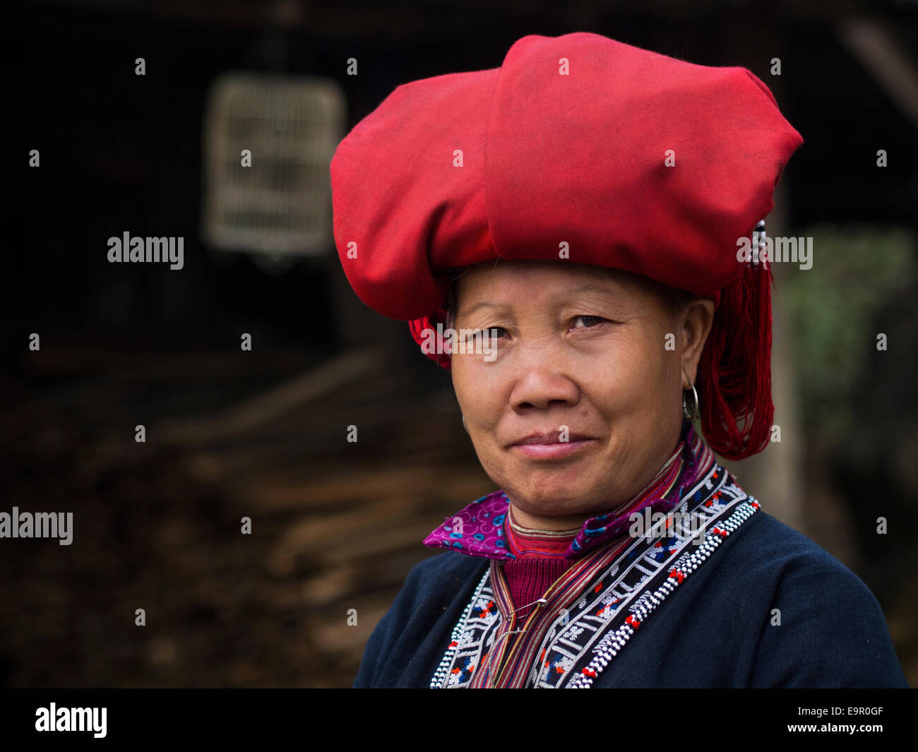 Mujer de Rojo minoría dao vistiendo el traje tradicional y un tocado cerca de Sapa, Ciudad de la provincia de Lao Cai, Viet Nam. Foto de stock