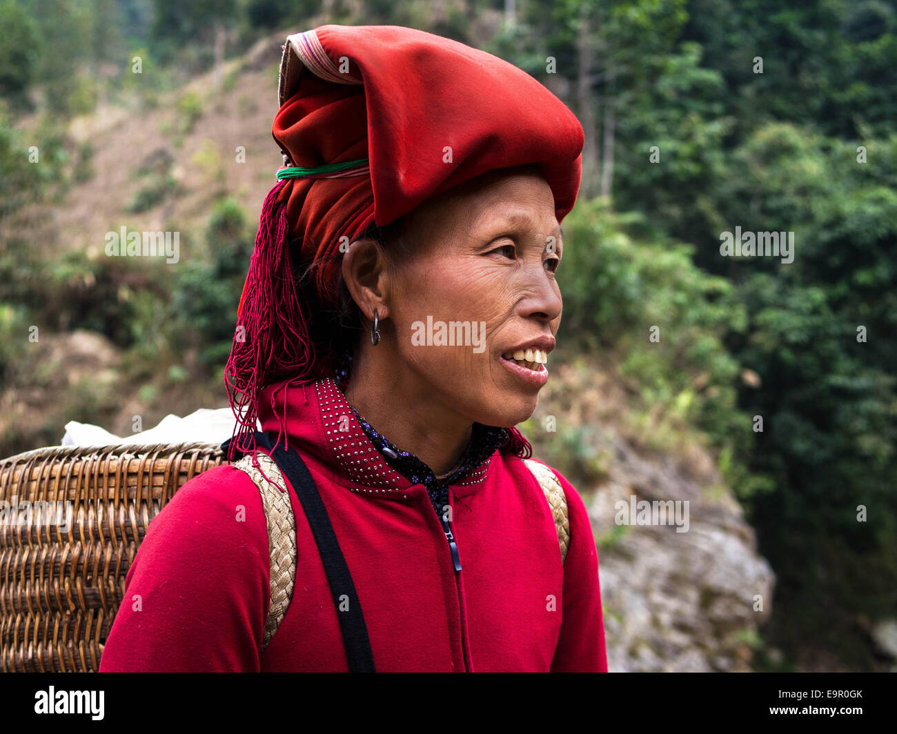 Mujer de Rojo minoría dao grupo que llevaba un tocado tradicional cerca de Ban Ho Village, distrito de Lao Cai, SAPA, Vietnam. Foto de stock