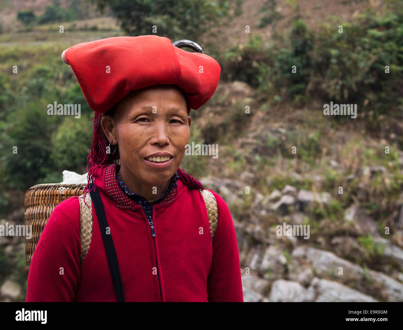 Mujer de Rojo minoría dao grupo que llevaba un tocado tradicional cerca de Ban Ho Village, distrito de Sa Pa, Lao Cai, Viet Nam. Foto de stock