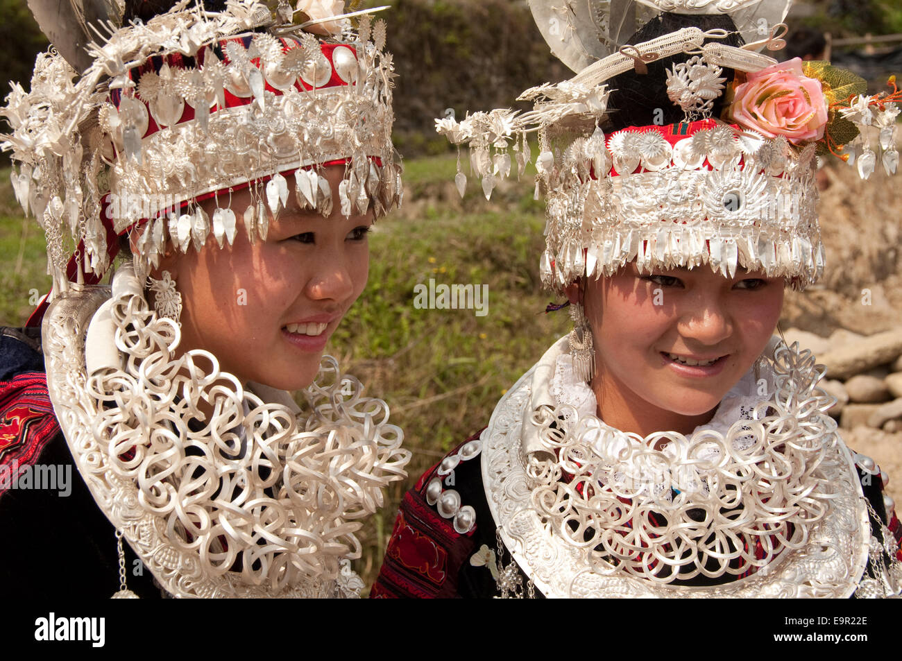 Identificar Refinería Mediar Dos niñas con plata Miao tocado y enormes collares, durante el Festival de  Comida, Shidong hermana, China Fotografía de stock - Alamy