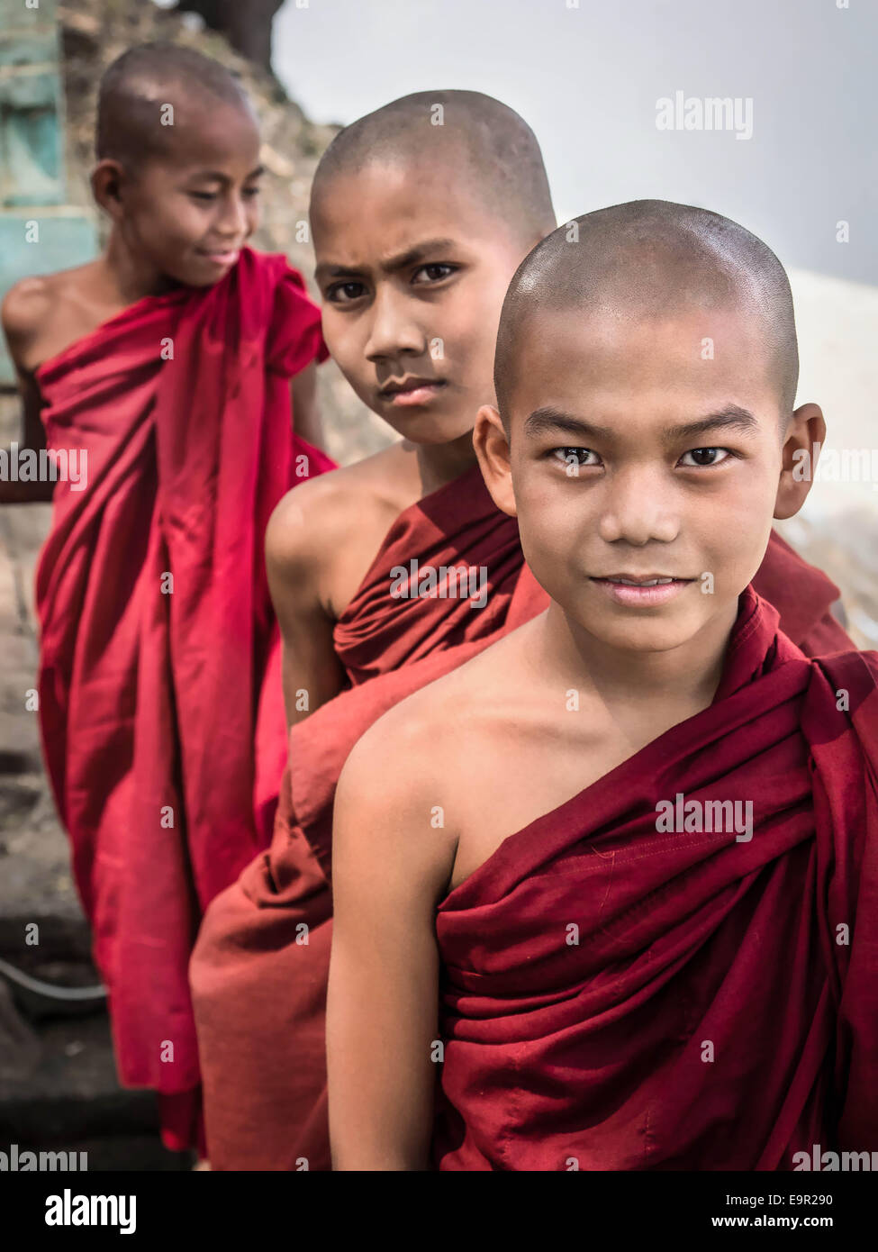 Novato monjes budistas fuera de templo budista en Bagan, Myanmar (Birmania). Foto de stock