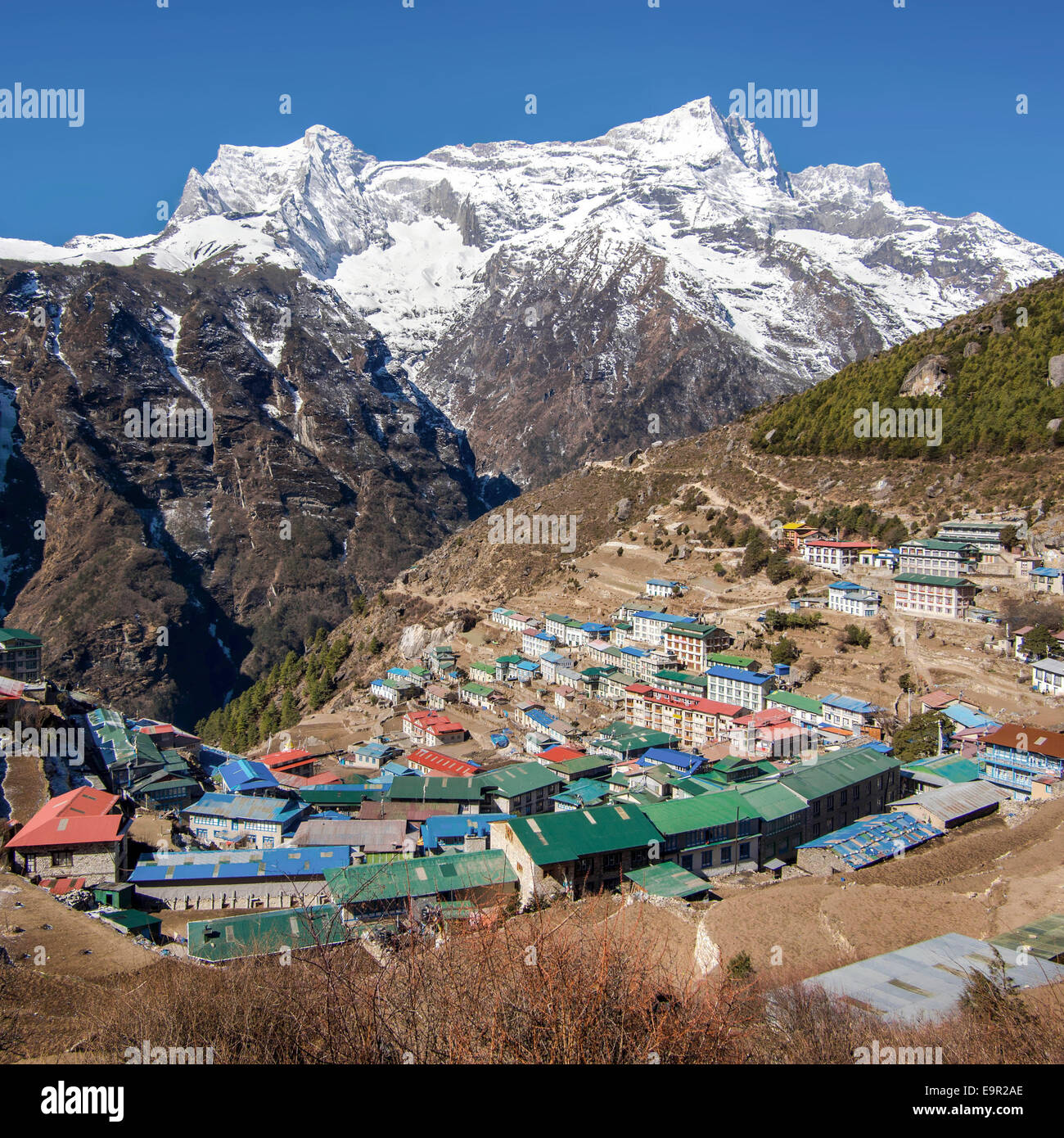 El asentamiento del Himalaya de Namche Bazaar, un importante pueblo sherpa junto al campo base del Everest Trekking en Nepal. Foto de stock