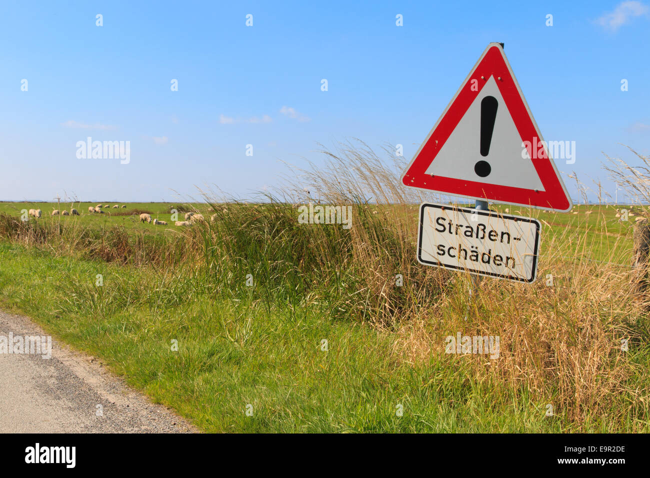 Señal de carretera alemana en el campo de las carreteras de advertencia Foto de stock