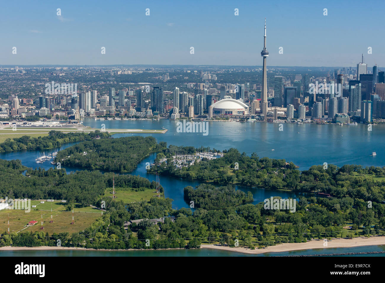 Vista aérea del horizonte de Toronto con las islas en el primer plano. Foto de stock