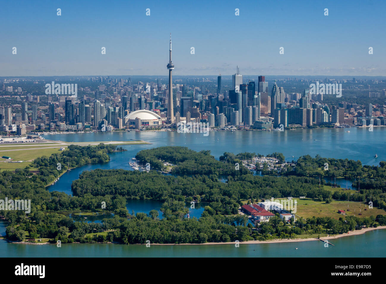 Vista aérea del horizonte de Toronto con las islas en el primer plano. Foto de stock