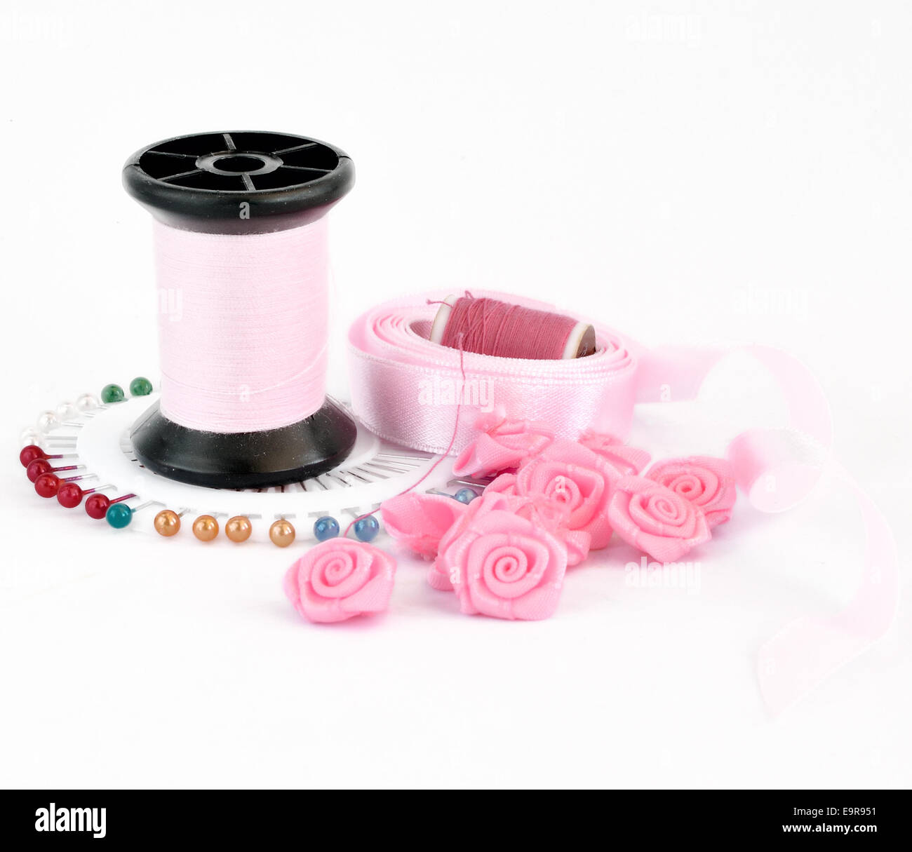 Rosa de coser accesorios, aislado en un blanco Foto de stock