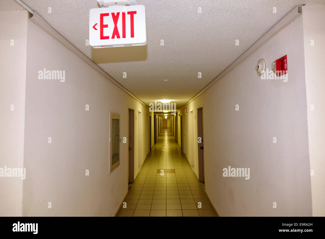 Miami Beach Florida,Presidential Condominiums,hall,pasillo,largo,señal de  salida,detector de humo,FL140731031 Fotografía de stock - Alamy