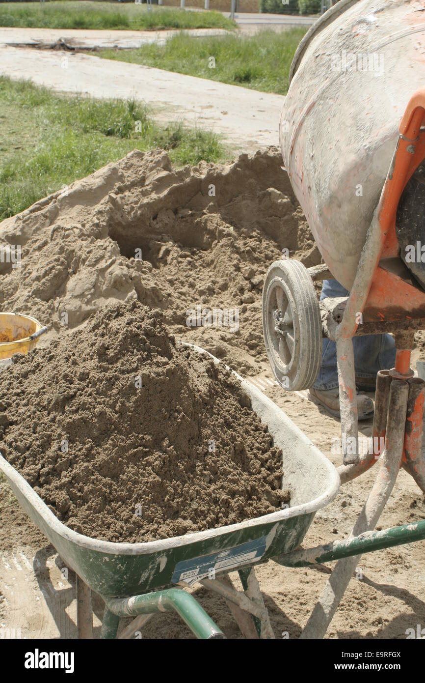 Construcción de arena, cemento y herramientas Fotografía de stock - Alamy