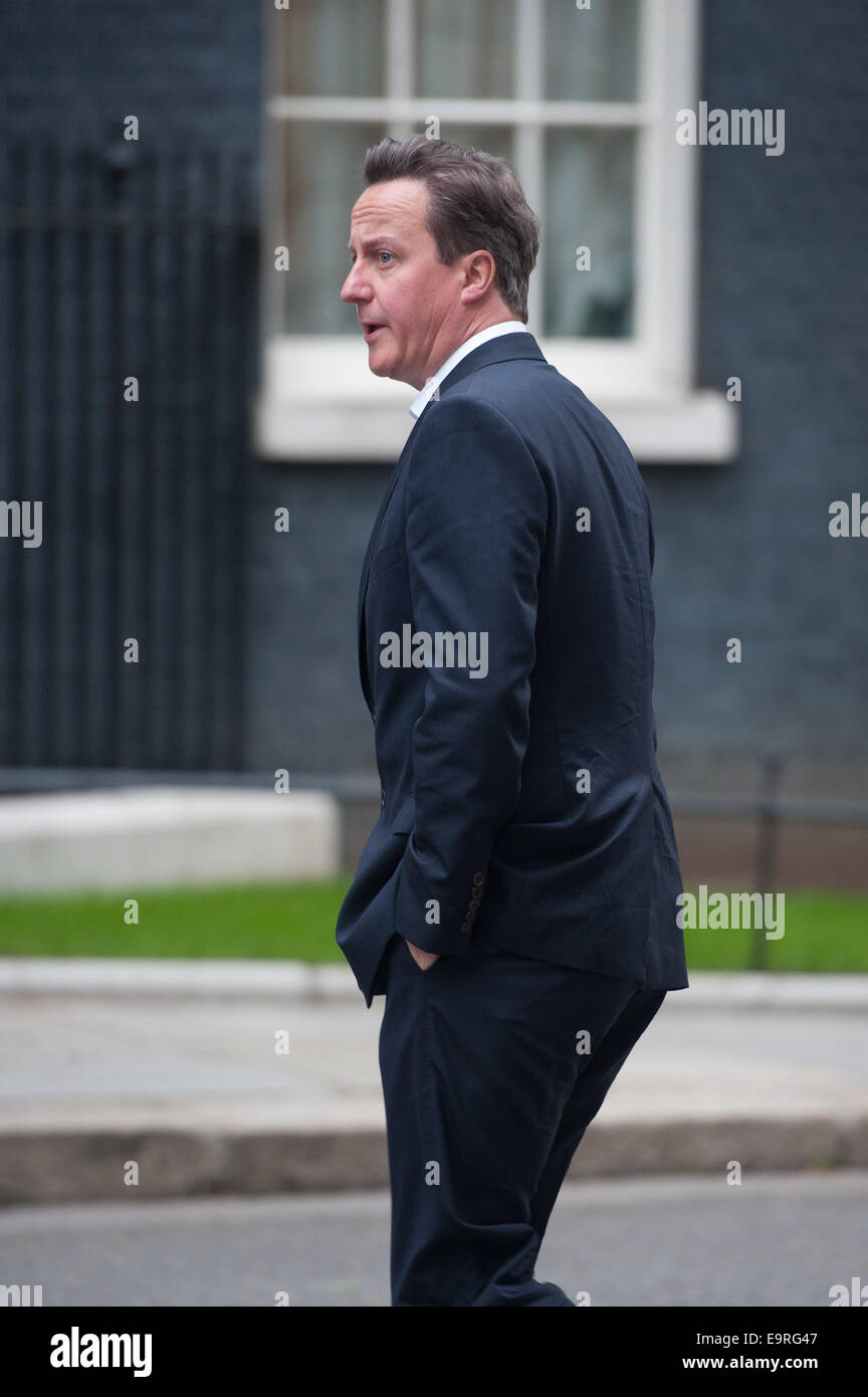 Ministros y políticos llegan a una reunión del gabinete en el número 10 de Downing Street. Featuring: David Cameron donde: Londres, Reino Unido cuando: 29 de abril de 2014 Foto de stock