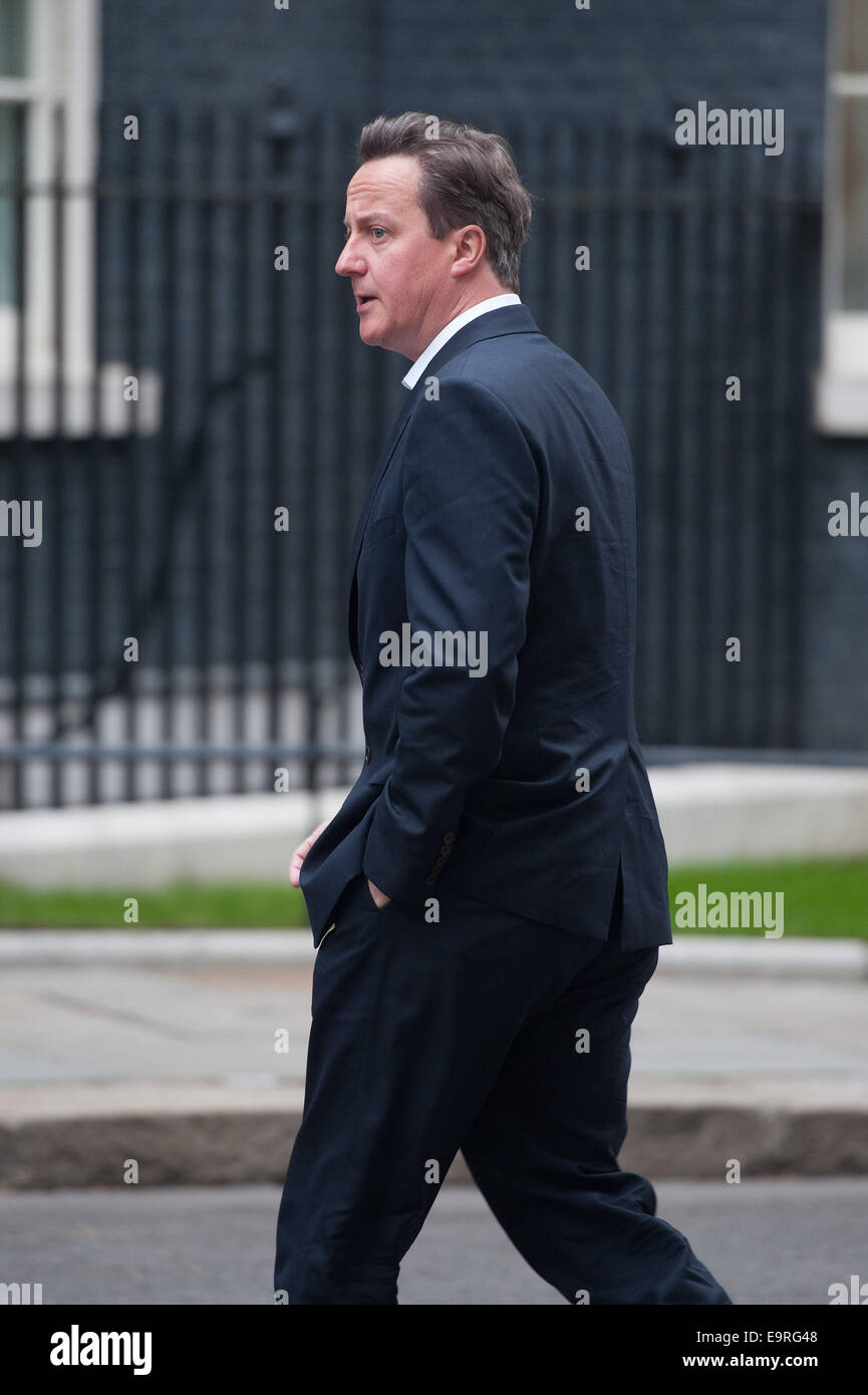 Ministros y políticos llegan a una reunión del gabinete en el número 10 de Downing Street. Featuring: David Cameron donde: Londres, Reino Unido cuando: 29 de abril de 2014 Foto de stock