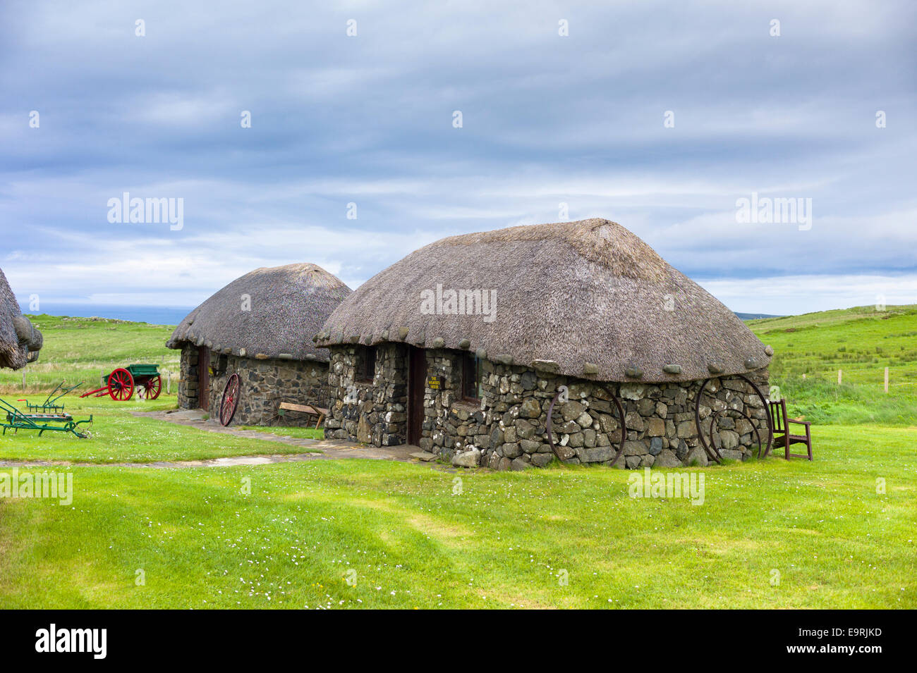 Atracción turística Skye Museo de la vida de aldea muestra casas de piedra con techos de paja y los graneros con implementos agrícolas en la antigua croftin Foto de stock