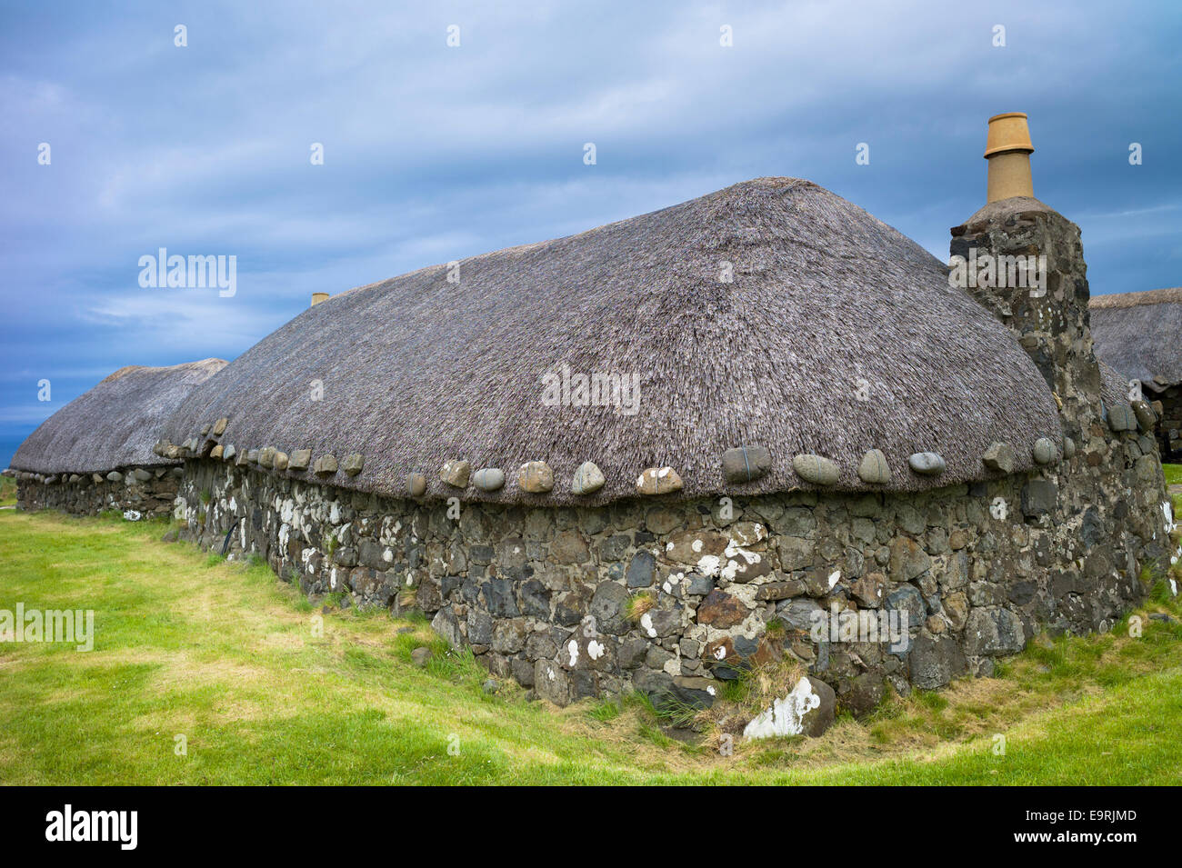 Atracción turística Skye Museo de la vida de aldea muestra casas de piedra con techos de paja y los graneros en la antigua vivienda crofting en Kilmuir, Foto de stock