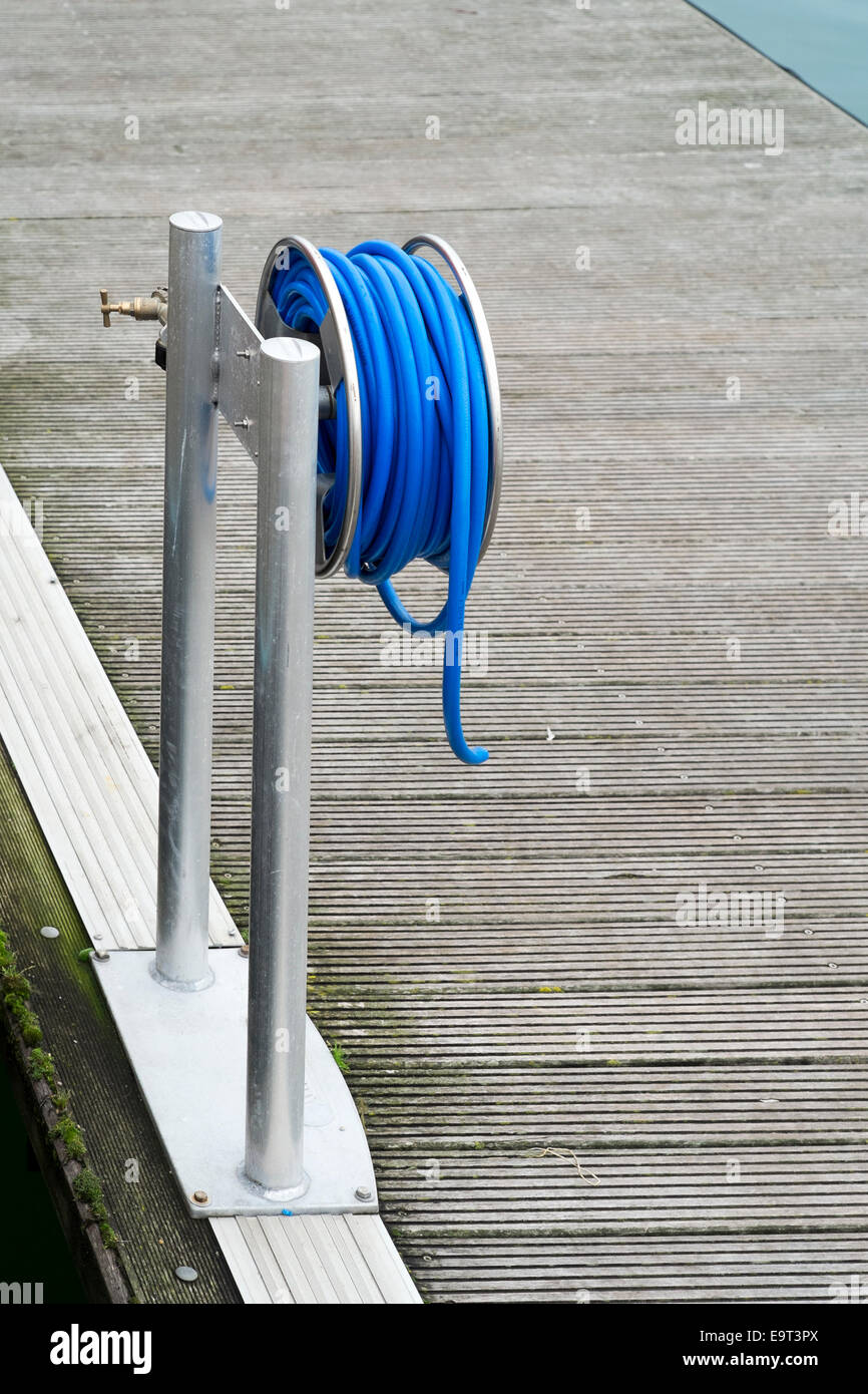 Rodillo de enrollado de tubo flexible en polietileno azul acero inoxidable  stand Fotografía de stock - Alamy