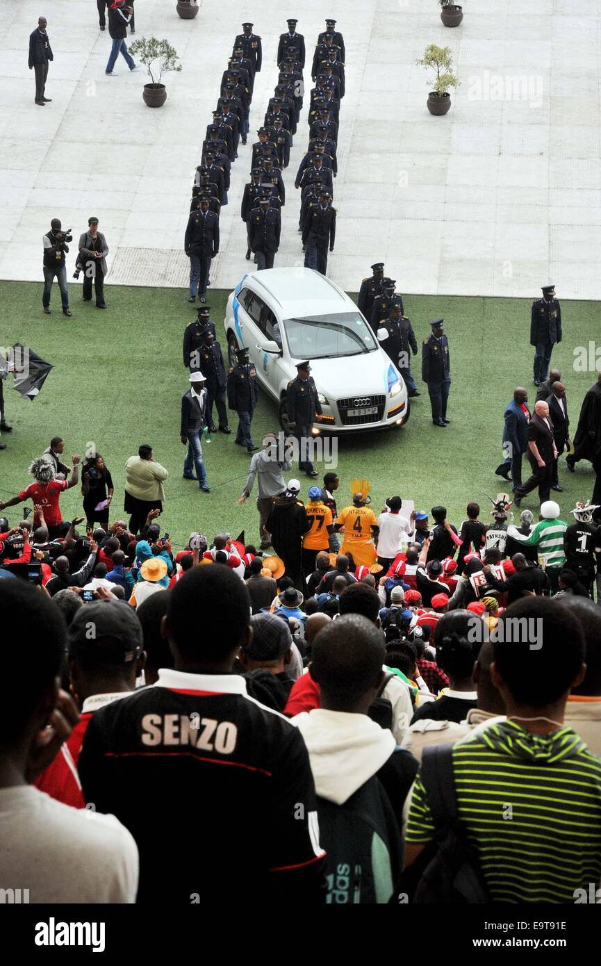 Durban, Sudáfrica. 1 de noviembre de 2014. El ataúd de Senzo Meyiwa se traslada fuera de Moses Mabhida Stadium tras su funeral en Durban, Sudáfrica, el 1 de noviembre de 2014. Miles de personas asistieron al funeral de Senzo Meyiwa, capitán y portero del Orlando Pirates de Sudáfrica y el equipo nacional el sábado. Meyiwa fue muerto a tiros el 26 de octubre de 2014 durante un robo en una casa en Vosloorus, al sur de Johannesburgo. Crédito: DOC/Elmond Jiyane/Xinhua/Alamy Live News Foto de stock