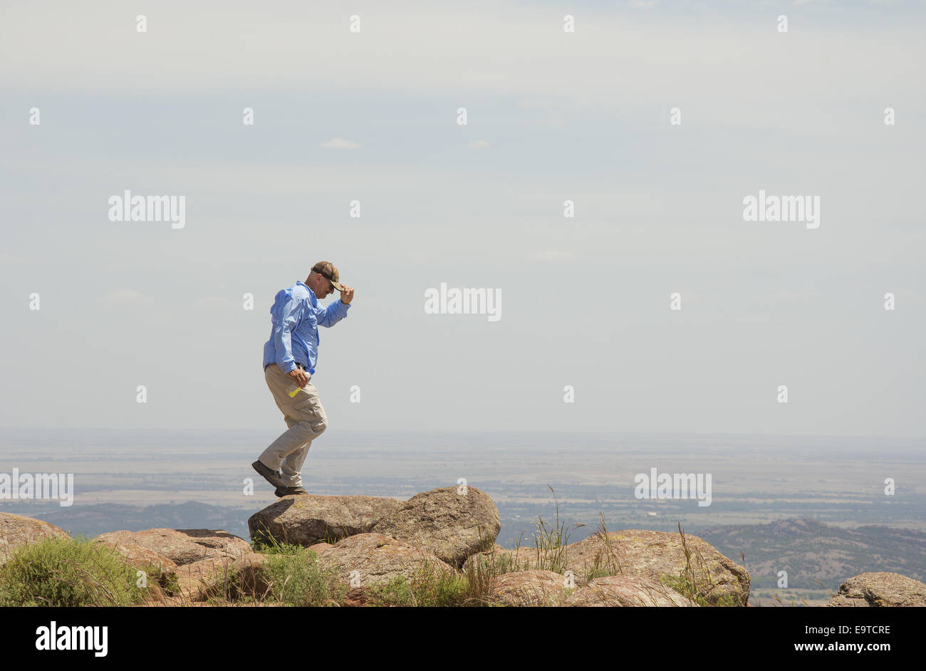 Hombre senderismo fotografías e imágenes de alta resolución - Alamy