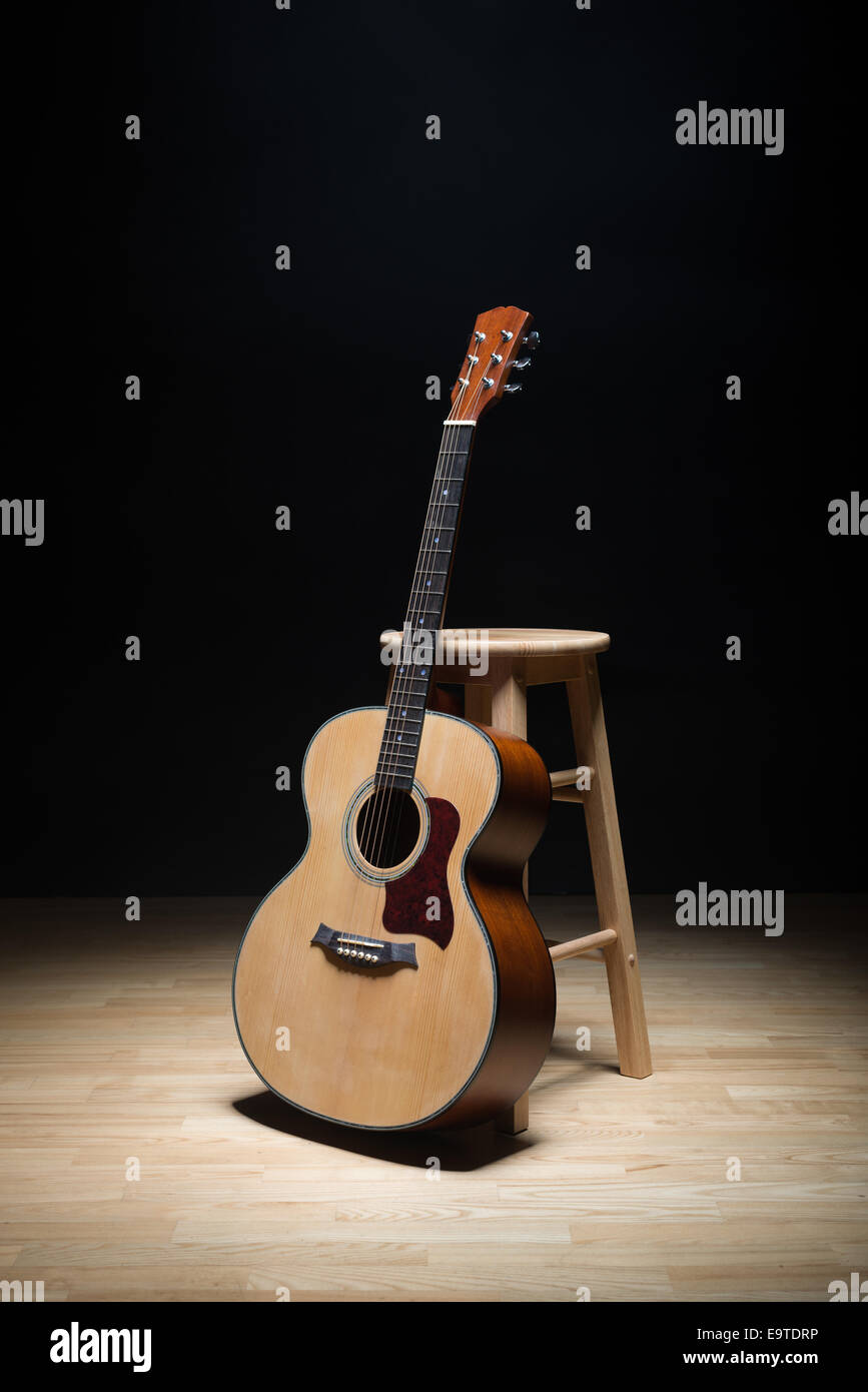 Guitarra acústica en el suelo. Foto de stock