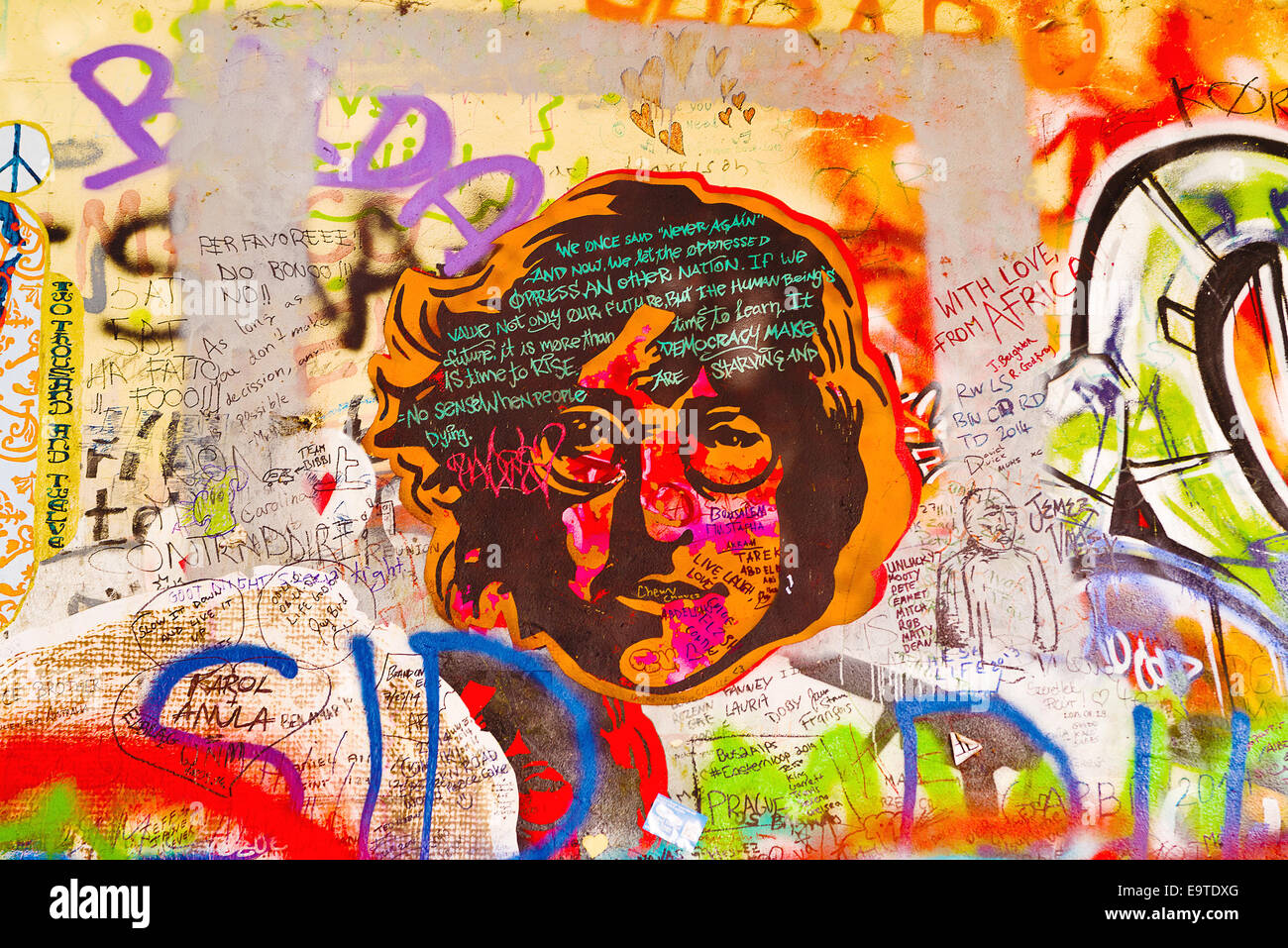 Praga, República Checa - Septiembre 11, 2014: el famoso muro John Lennon en la isla de Kampa, en Praga se llena con Beatles inspirado g Foto de stock