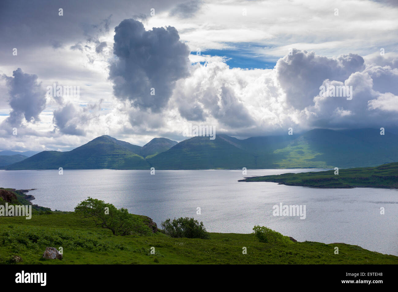 Vistas panorámicas de Loch Na Keal a Ben más montaña en Isle Of Mull, las Hébridas interiores y Western Isles en la costa oeste de S Foto de stock