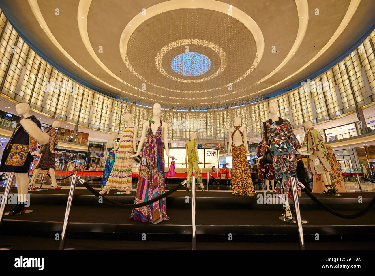 La avenida de moda sección Atrium del Dubai Mall EAU Foto de stock