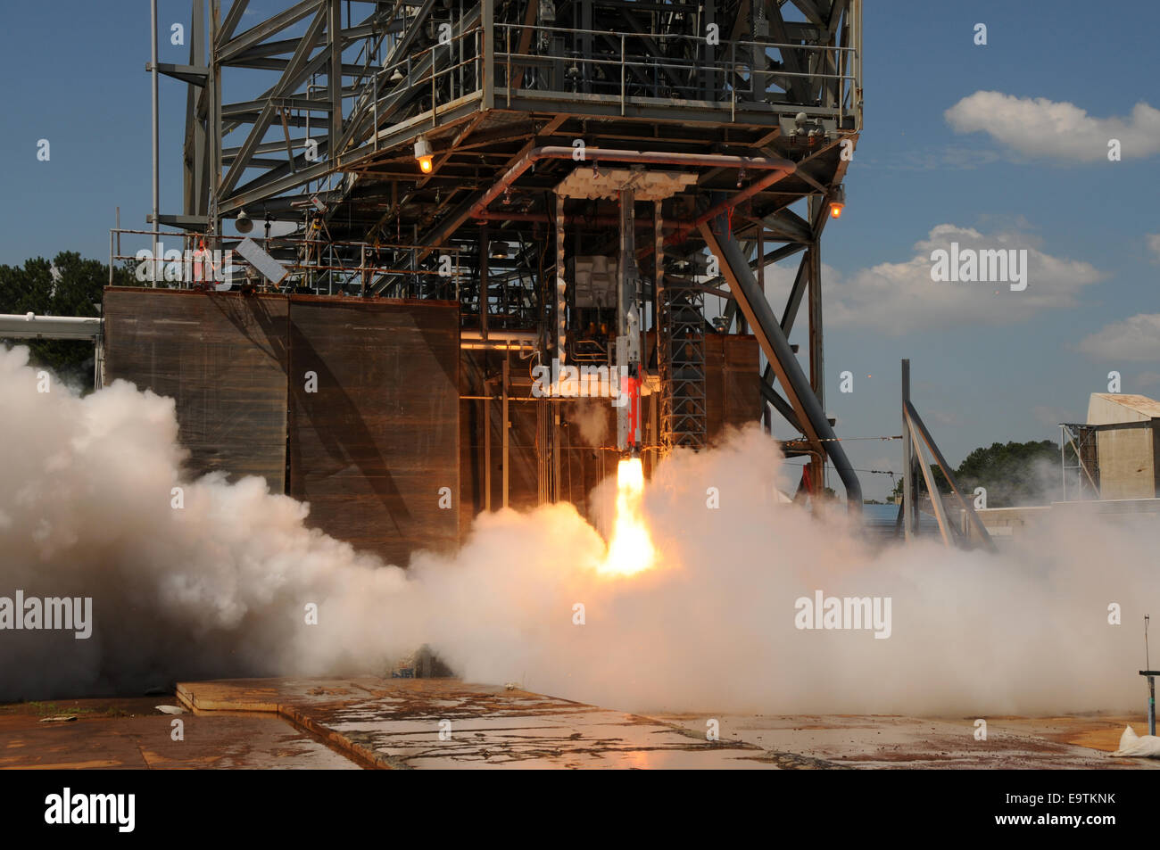 Un 5% de modelo a escala del sistema de lanzamiento espacial (SLS) se prende el día 28 de agosto en el Centro Marshall de Vuelos Espaciales de la NASA. El modelo es Foto de stock