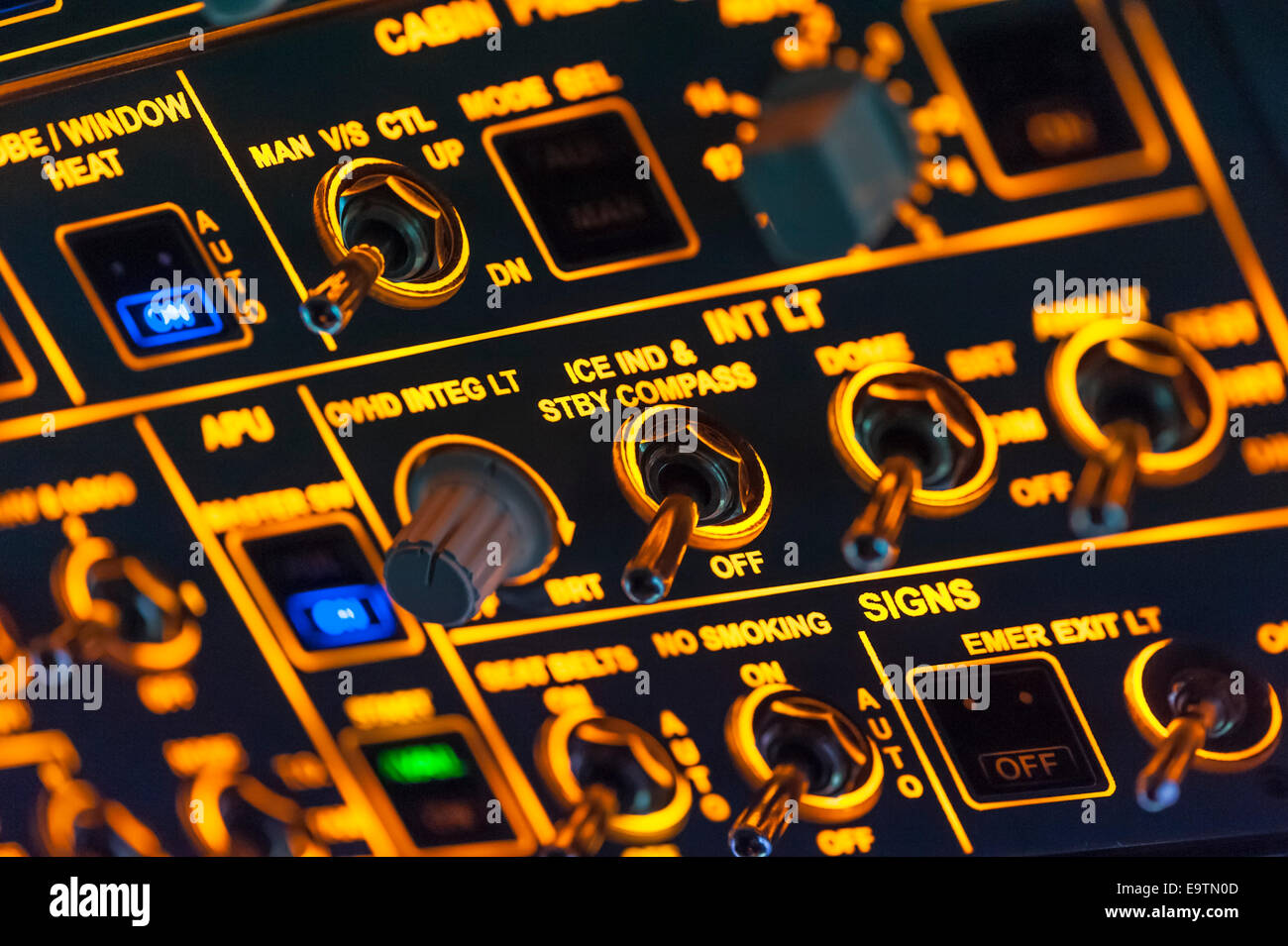 Cabina de un simulador de vuelo Airbus A320 que se utiliza para la formación profesional de los pilotos de líneas aéreas (controles superiores detalle) Foto de stock
