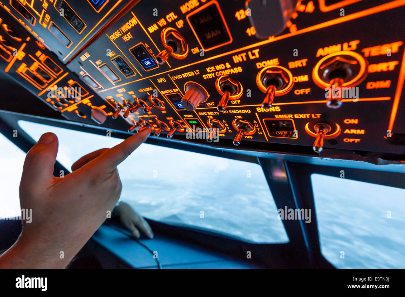 Cabina de un simulador de vuelo Airbus A320 que se utiliza para la formación profesional de los pilotos de líneas aéreas (durante el 'vuelo') Foto de stock
