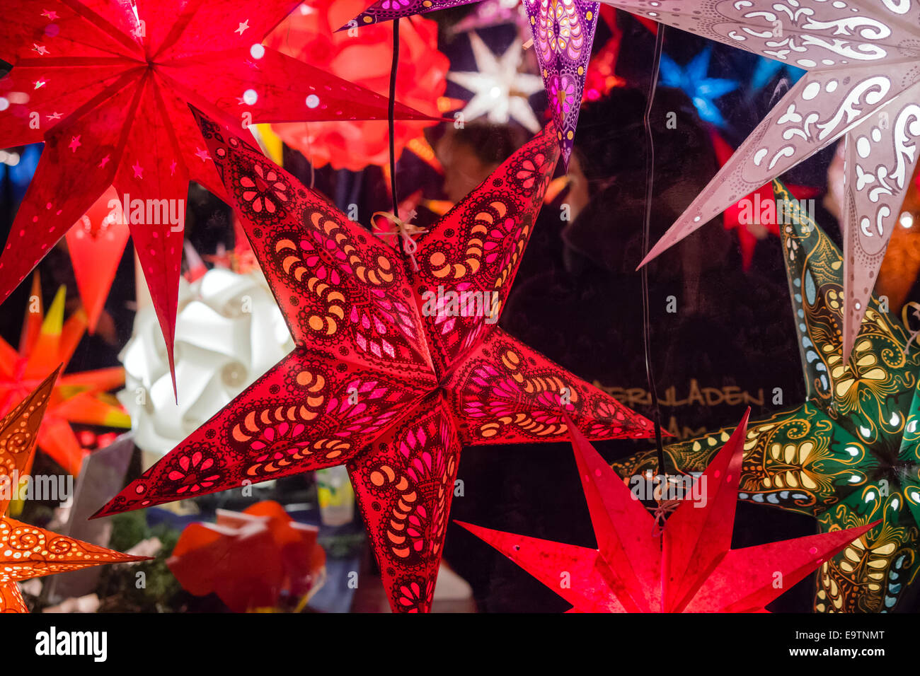 Festiva linternas de papel en forma de estrella para la venta en un mercado de Navidad alemán Foto de stock