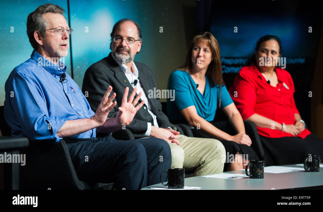 Jim Green, director de la División de Ciencias planetarias, la sede de la NASA, Washington, a la izquierda, es visto con otros panelistas Carey Lisse, Foto de stock