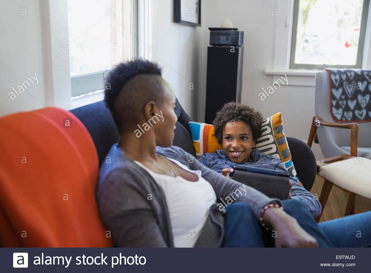 Madre e hijo relajado en el sofá Foto de stock