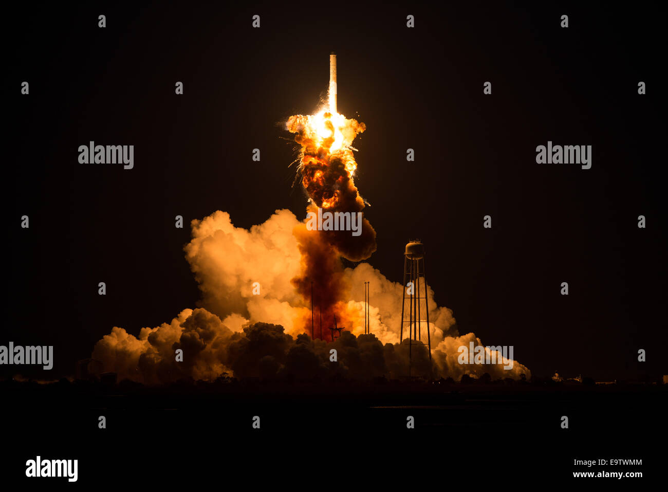 La Orbital Sciences Corporation, con el cohete Antares Cygnus a bordo de la nave sufre una anomalía catastróficos momentos después del lanzamiento desde el cosmódromo Mid-Atlantic Regional Pad 0A, Martes, 28 de octubre de 2014, en las Instalaciones de Vuelo Wallops de la NASA en Virginia. Foto de stock