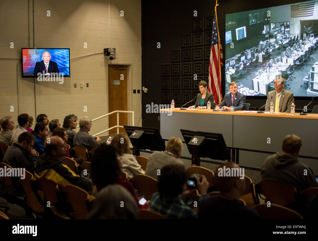 NASA Michael Suffredini, Director del Programa de la Estación Espacial Internacional participa a través del teléfono, en una conferencia de prensa con Rachel Foto de stock