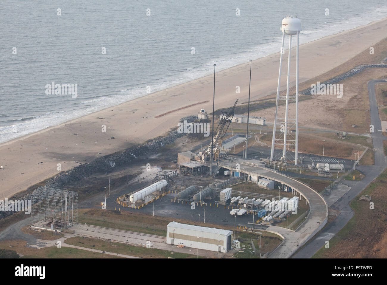 Una vista aérea de la Isla de Wallops, instalaciones de lanzamiento tomada por el Equipo de Respuesta a Incidentes de Wallops Miércoles, 29 de octubre de 2014 tras el fallido intento de lanzamiento de Orbital Science Corp.'s Antares rocket el 28 de octubre, en la Isla Wallops, Virginia. Foto de stock