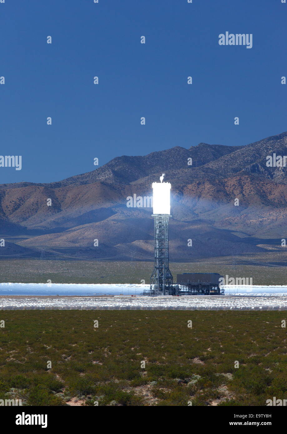 Proyecto de energía térmica solar Ivanpah, cerca de Primm, California, EE.UU. Foto de stock