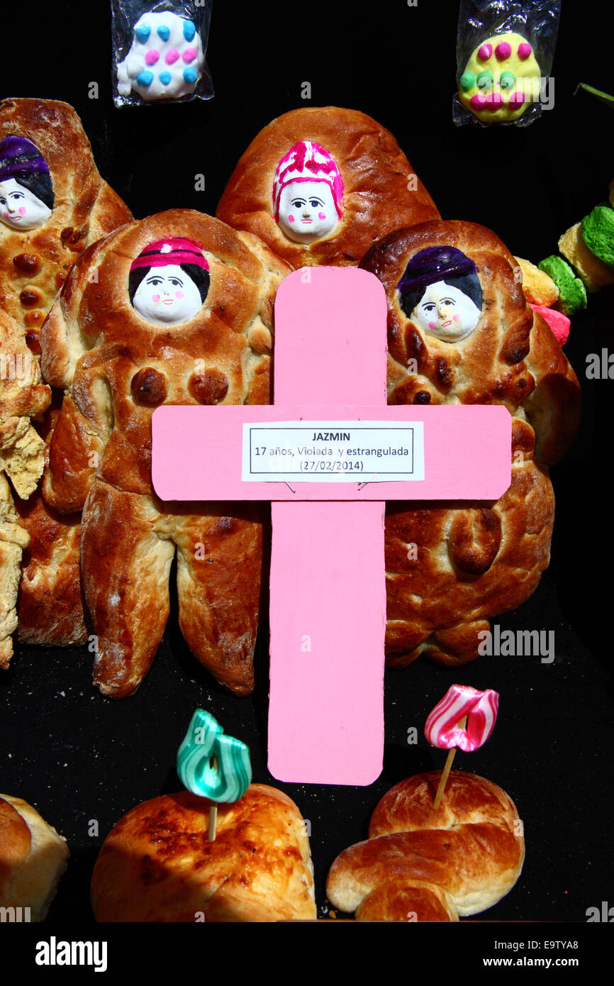 EL ALTO, Bolivia, 2 de noviembre de 2014. Detalle de un típico altar o mesa  para Todos Santos festival y una cruz rosa con el nombre de una mujer que  fue la