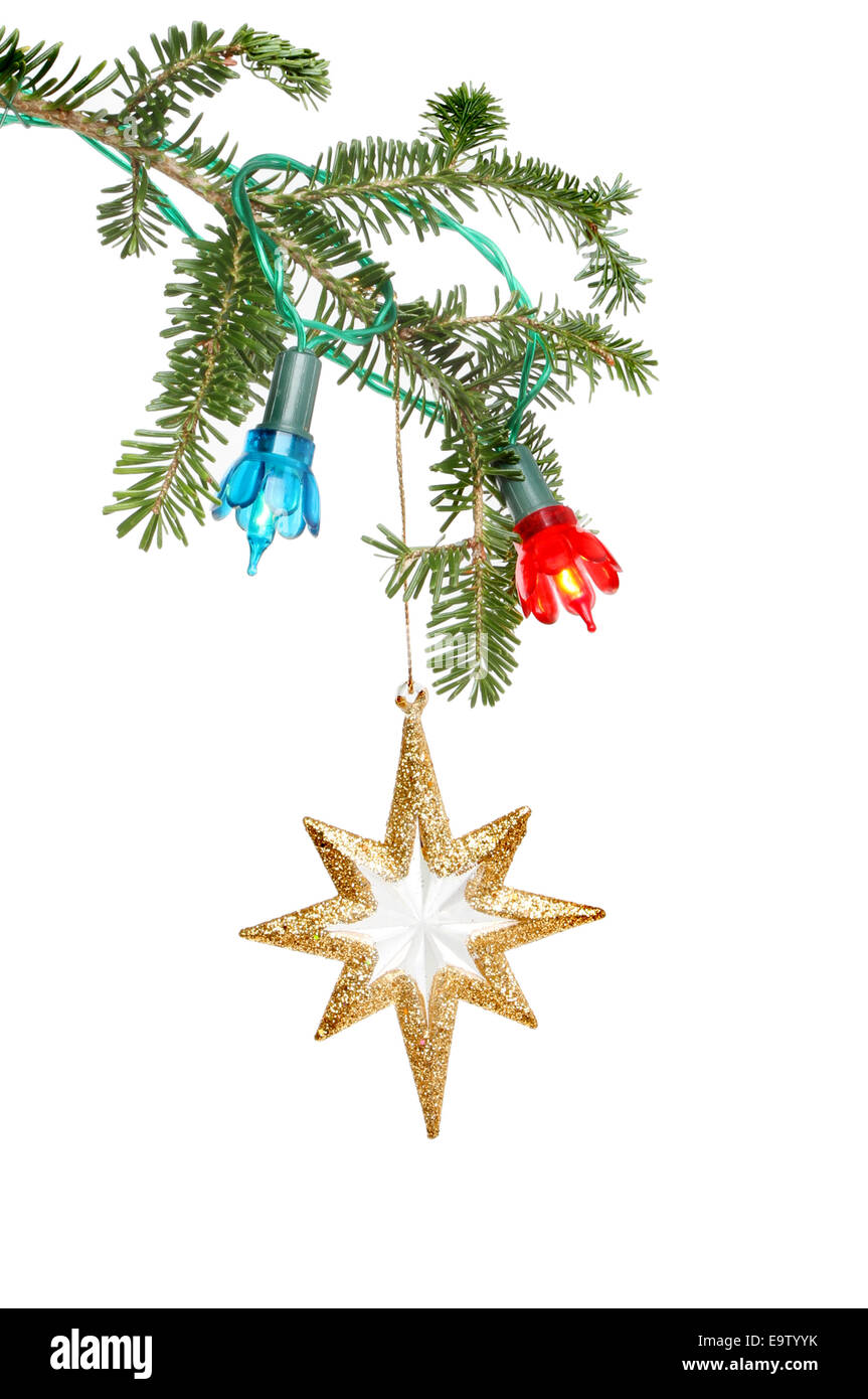 Glitter star y luces en una rama de un árbol de Navidad sobre un fondo blanco. Foto de stock